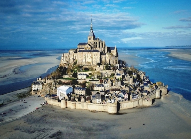 トークイベント『世界文化遺産で現代アートの公募展! モン・サン・ミッシェル展覧会の舞台裏』